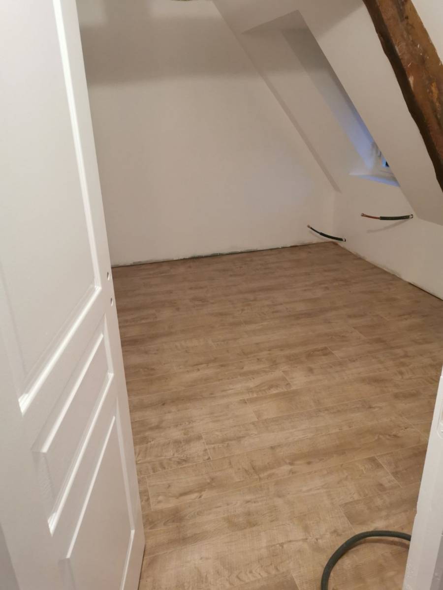 Pose de parquet stratifié dans une chambre et une salle de bains à Yvetot 76